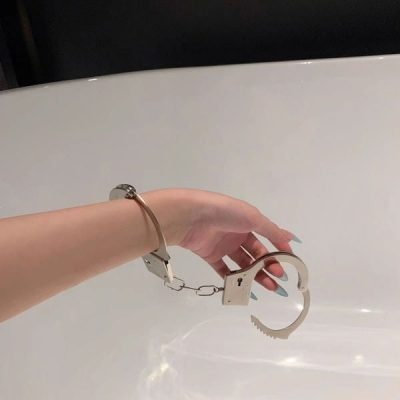 Còng Tay Số 8 Bằng Thép Có Lót Lông